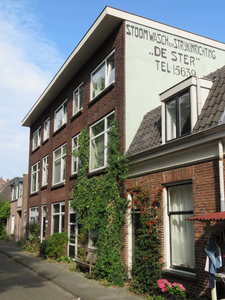 833662 Gezicht op het pand Zonstraat 102 te Utrecht, met boven in de zijgevel de geschilderde tekst 'STOOMWASCH EN ...